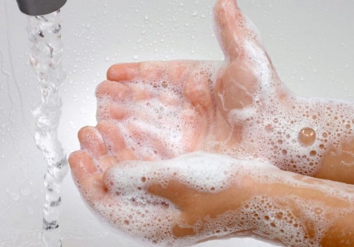 شستن زیاد دست ها یکی از عوامل پوسته شدن اطراف ناخن