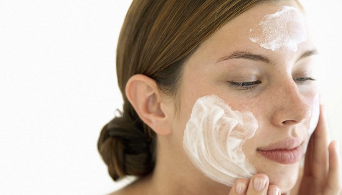 مراقبت از پوست با استفاده از کرم ضد آفتاب