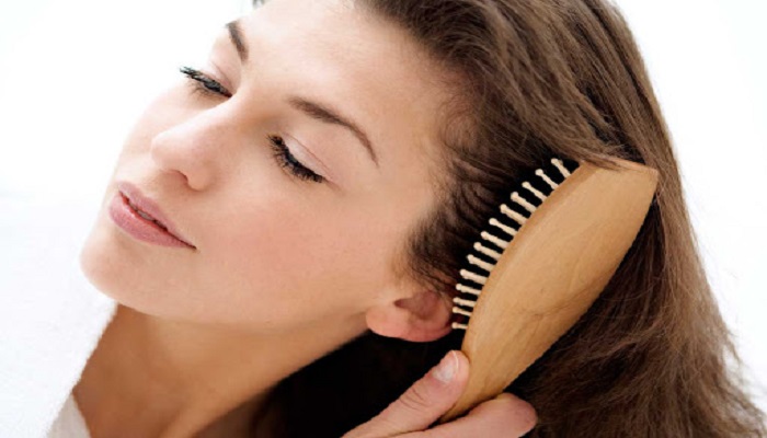 شانه زدن مو روشی برای کمک به رشد مو
