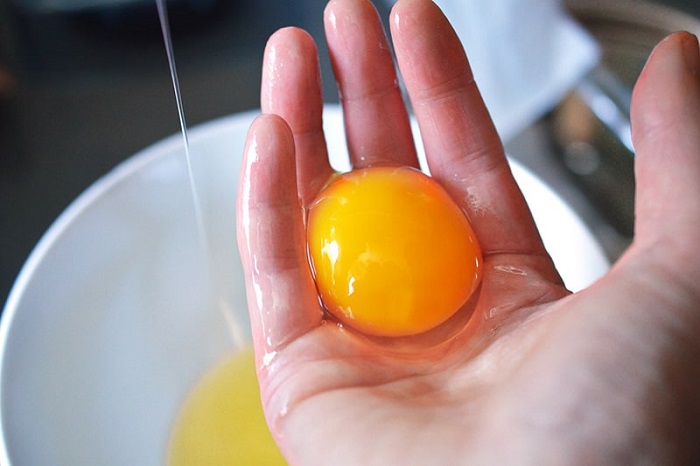 نرم شدن پوست دست با زرده تخم مرغ