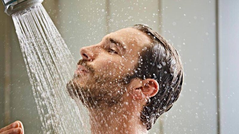 به جای آب داغ، از آب سرد یا متعادل برای دوش گرفتن استفاده کنید