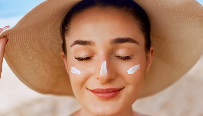 استفاده از ضد آفتاب برای جلوگیری از ایجاد جوش زیر پوستی