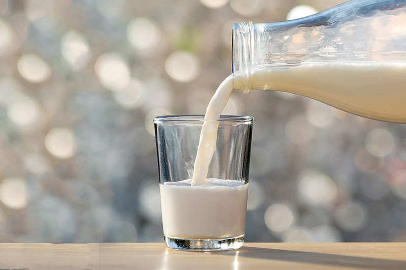 شیر یکی از مواد غنی از لوریک اسید