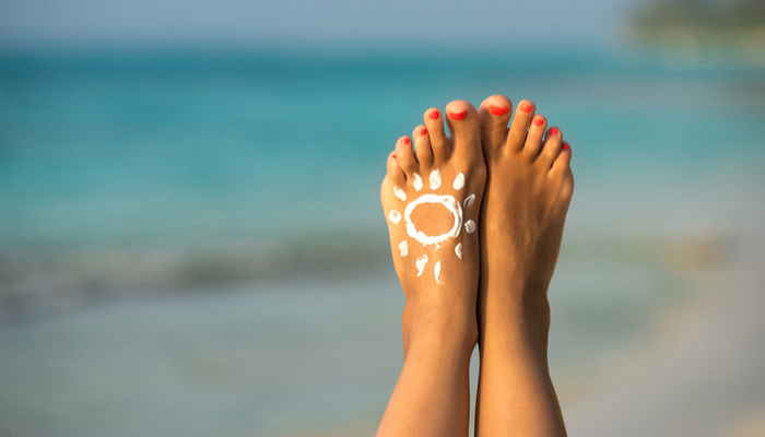 استفاده از ضد آفتاب برای مراقبت از پا ها
