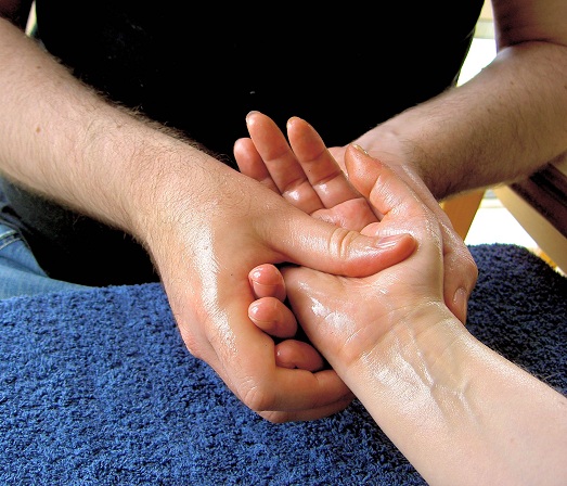 درمان چین و چروک و جوانسازی پوست دست با ماساژ دادن