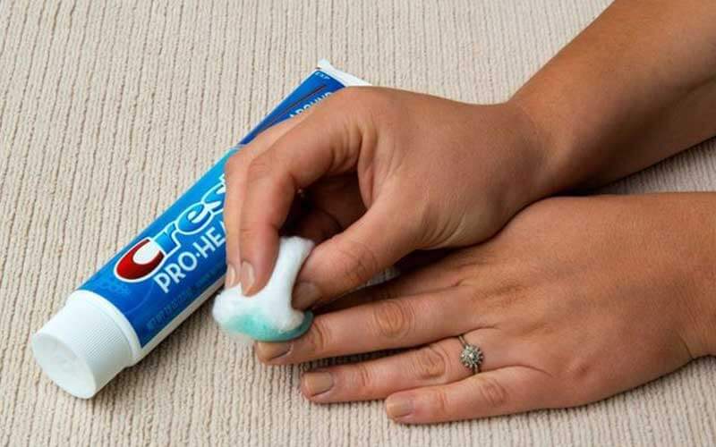 پاک کردن لاک ناخن با خمیر دندان